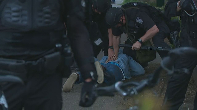 police arresting protesters